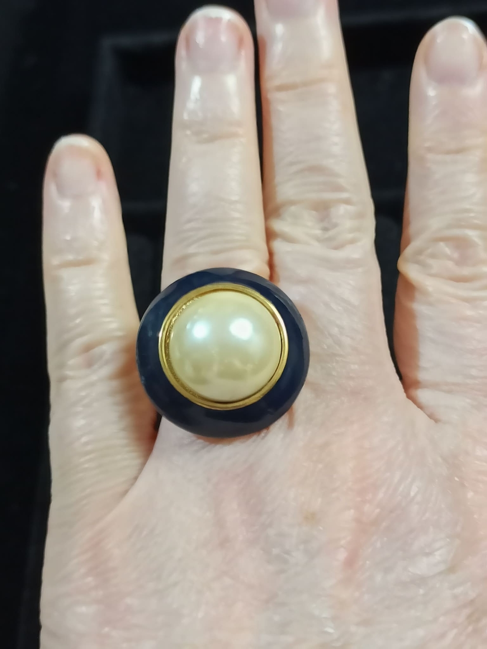 Vintage 1980s Oversized Statement Ring Faux Pearl Navy Blue Gold Tone Adjustable - Picture 5 of 6